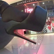 Her Dafs at the Mall